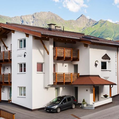Ladis Living Apartment Exterior photo