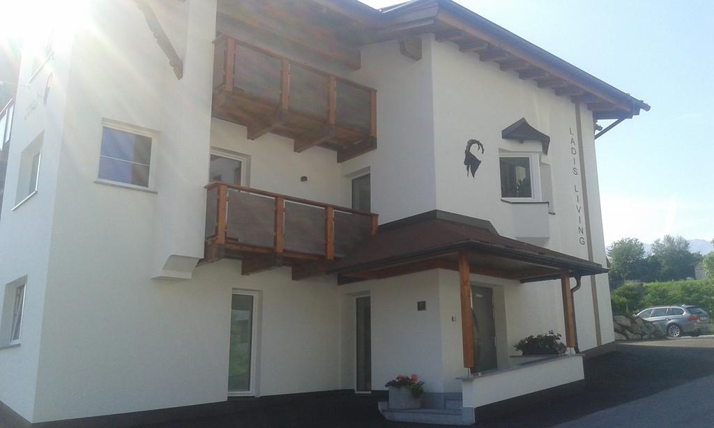 Ladis Living Apartment Exterior photo